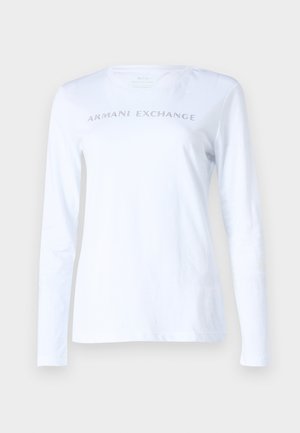 T-shirt manica lunga bianca realizzata in cotone morbido, con la scritta "ARMANI EXCHANGE" in borchie argentate sul petto. Design semplice con scollo a girocollo.