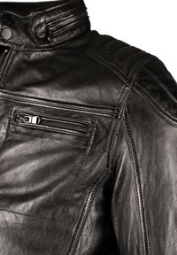 Zwarte leren jas met een hoge kraag, diagonale schoudernaden, een ritszak op de borst en een gladde, gestructureerde oppervlakte.