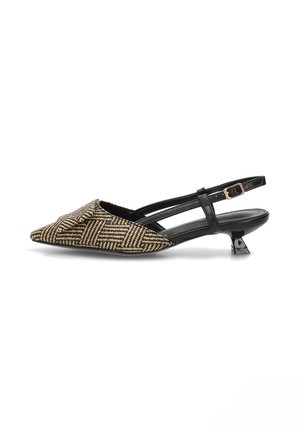 Zapato de punta apuntada con talón descubierto con un patrón geométrico tejido en negro y beige, tira negra con hebilla y tacón bajo esculpido.