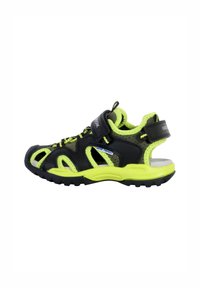 Sandalias infantiles negras y de color verde neón con malla transpirable, correa ajustable y suela resistente; cuentan con recortes para ventilación.