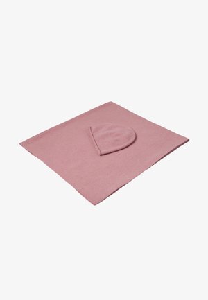 Coperta di lana rosa con un bordo arrotondato e un berretto abbinato sopra. Texture morbida, forma rettangolare, design minimalista.