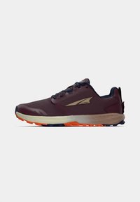 Buty biegowe w ciemnym burgundowym siateczkowym materiale z granatowymi akcentami. Posiadają miękką kremową podeszwę i intensywną pomarańczową podeszwę trakcyjną. Minimalistyczny design.