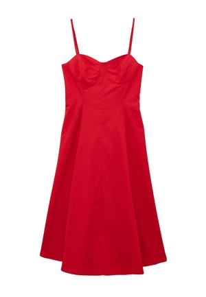 Rød ærmeløs A-formet kjole med tætsiddende krop og tynde justerbare skulderstropper, knælængde, på hvid baggrund.