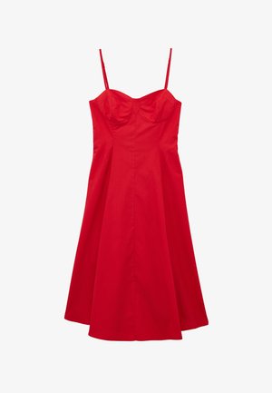 Rotes ärmelloses A-Linien-Kleid mit figurbetonter Brustpartie und dünnen verstellbaren Schulterriemen, knielang, vor weißem Hintergrund.