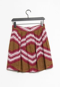 Gonna con motivo realizzata in tessuto testurizzato, caratterizzata da un design a zigzag in magenta, bianco e marrone, dotata di una struttura plissettata e una banda in vita.
