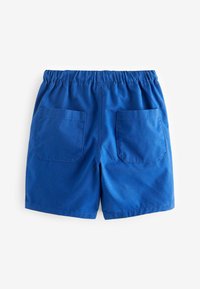 Blå bomullsshorts med elastisk midjeband, med två bakfickor och en slät yta. Enkel design, knälång passform.