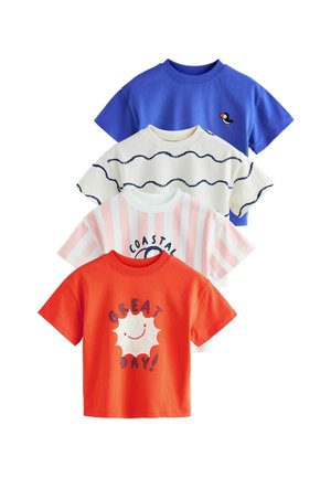 Vier T-Shirts: blau mit einem Papageientaucher-Design, weiß mit marineblauen Wellenlinien, pink gestreift mit "COASTAL" und orange mit einer Sonnen-Grafik und "GREAT DAY!"