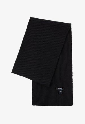 Schwarzer, gerippter Strickschal mit einem kleinen schwarzen Stoffetikett, auf dem "GOBI 100% Kaschmir" nahe einem Ende steht.