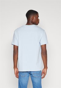 Tommy Jeans NEW CLASSICS TEE - Paprasti marškinėliai - breezy blue