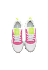 Bílé tenisky s růžovými a šedými akcenty. Mají zelenou nášivku s logem a bílé tkaničky, s texturovanou podrážkou a žlutým poutkem.