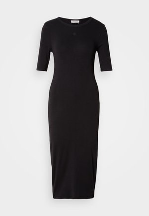 Abito nero aderente realizzato in tessuto liscio, con maniche corte, scollatura rotonda e lunghezza a metà polpaccio. Dettaglio logo discreto sul petto.