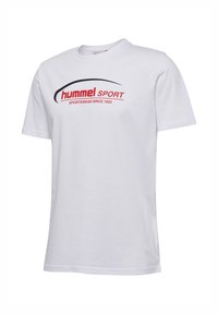 Witte T-shirt met korte mouwen met het "hummel SPORT" logo in een rode en zwarte boog bovenaan, en de tekst "SPORTSWEAR SINCE 1923" onderaan.