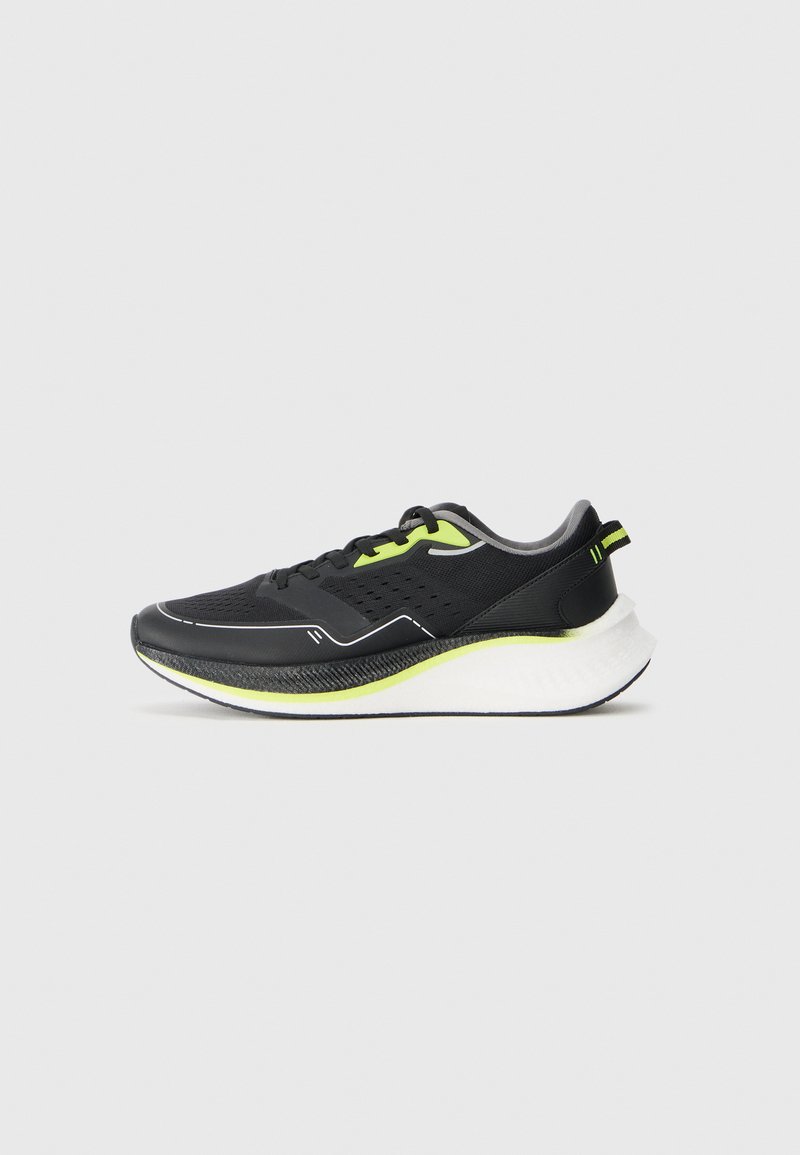 Sapatilha de corrida preta com parte superior em malha, detalhes em amarelo neon e sola branca acolchoada. Apresenta um design elegante com detalhes texturizados.