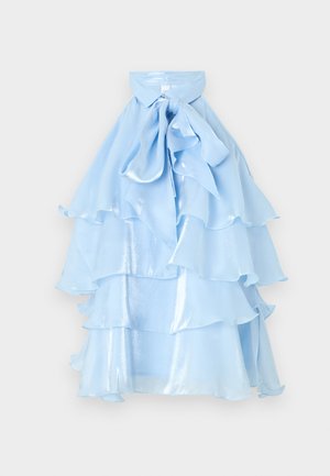 Šviesiai mėlynas sluoksnių suknelė su banguotu apvadu. Pagaminta iš blizgaus audinio, turi apykaklę ir kaspiną prie kaklo, sukurdama laisvai krentančią siluetą.