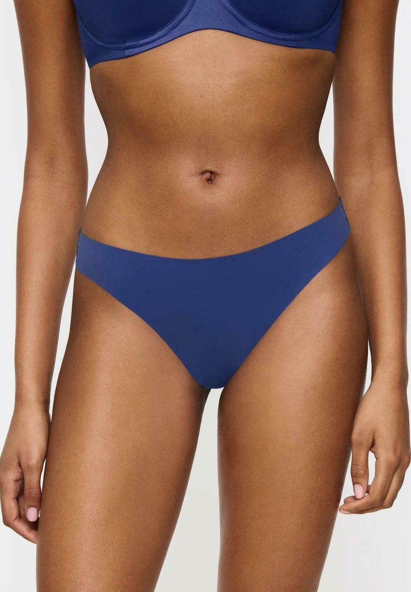 Niebieskie bikini o średnim wzroście wykonane z gładkiego materiału. Posiada minimalne pokrycie i bezszwowy design bez widocznych elementów metalowych.
