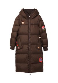 Barna télikabát kapucnival, cipzáras záródással, elasztikus mandzsettákkal, hímzett medvével, virágmintákkal és színes gombdíszítéssel a zsebeknél.