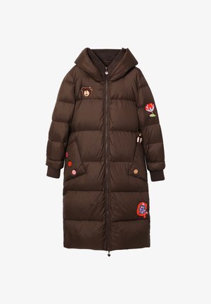 Geacă matlasată maro cu glugă, închidere cu fermoar, manșete elastice, urs brodat, modele florale și accente colorate de nasturi pe buzunare.