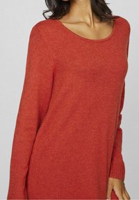 Roter gestrickter Pullover mit weitem, rundem Ausschnitt und langen Ärmeln. Der Stoff hat eine weiche Textur und zeigt ein dezentes, gleichmäßiges Strickmuster.