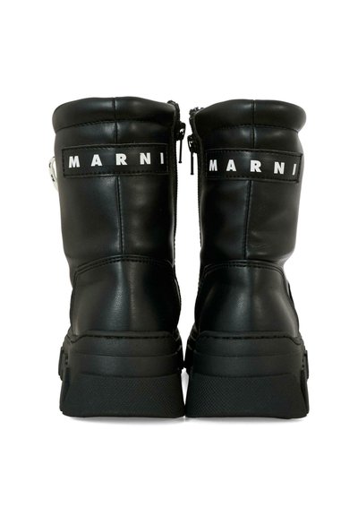 Stivali in pelle nera con punta arrotondata, chiusura laterale con zip e suola in gomma texturizzata. Presentano un evidente logo bianco "MARNI" sul retro.