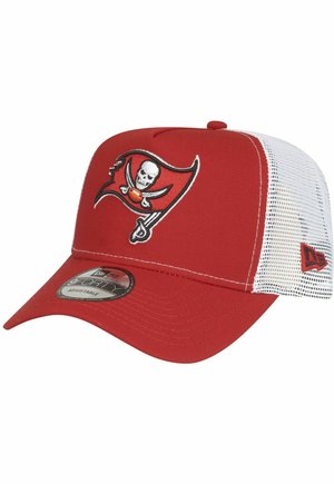 Casquette rouge avec un dos en maille blanche, présentant un logo de pirate brodé à l'avant. Ajustement réglable, design structuré, visière courbée.