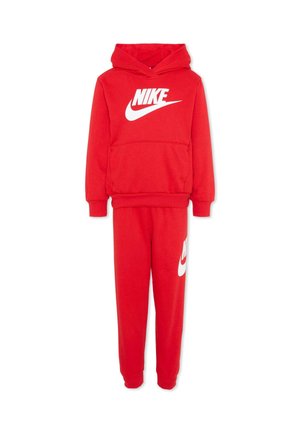 Czerwony dres dziecięcy Nike z kapturem i spodenkami dresowymi, z dużym białym logo Nike na piersi i mniejszym logo na lewej nogawce spodni.