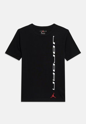 Μαύρο κοντομάνικο T-shirt με κάθετο λευκό κείμενο "JORDAN" στη δεξιά πλευρά και μικρό κόκκινο λογότυπο Jumpman στο κάτω στρίφωμα.