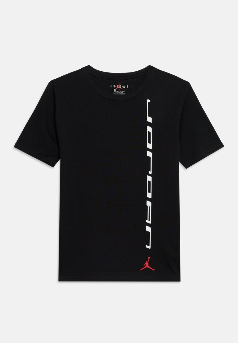 Μαύρο κοντομάνικο T-shirt με κάθετο λευκό κείμενο "JORDAN" στη δεξιά πλευρά και μικρό κόκκινο λογότυπο Jumpman στο κάτω στρίφωμα.