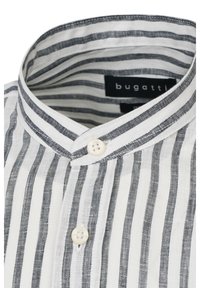 Camicia a righe bianche e grigie con colletto alla cinese, dotata di chiusura con bottoni e un'etichetta con la scritta "bugatti" all'interno del colletto.