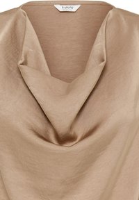 Top beige en satin à col bénitier avec un léger éclat et un drapé doux, étiquette b.young The Collection à l'intérieur de l'encolure.