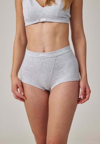 Grauer Baumwollmischung-Bralette und hoch-taillierte Boxershorts mit glatter Textur und Logo-Akzenten am Bund. Einfaches, nahtloses Design.