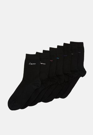 Set di sette calzini neri, ciascuno con leggere variazioni nel marchio ricamato multicolore. Il tessuto appare liscio, con una consistenza morbida.