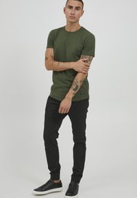 11 Project PRANANDO - T-shirts basic - blackforest