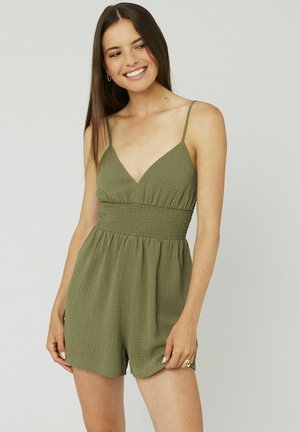 Rompers vert olive en tissu texturé avec un décolleté en v, des bretelles spaghetti ajustables et une taille élastique.