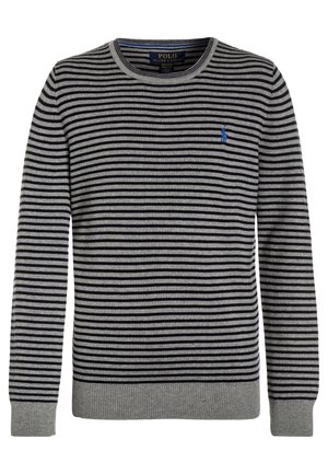 Sweter w paski w kolorze szaro-granatowym, z okrągłym dekoltem, długimi rękawami, prążkowanymi mankietami i dołem, z małym niebieskim logo na piersi.