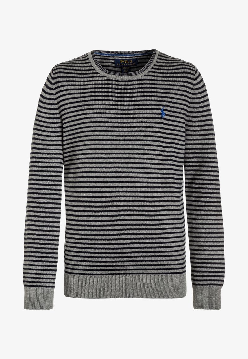 Pull rayé gris et marine, col rond, manches longues, poignets et ourlet côtelés, avec un petit logo bleu sur la poitrine.