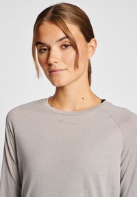 Hummel VANJA - Langærmet T-shirt - paloma