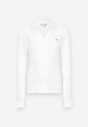 Balts gara piedurkne polo krekls ar V-veida izgriezumu, ribots tekstūra, ar nelielu izšūtu logotipu kreisajā krūtīs.