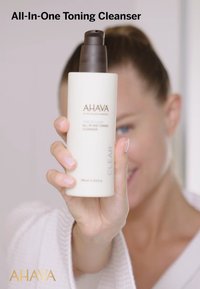 AHAVA All-In-One Toning Cleanser i en vit, matt flaska med en brun pump, märkt "CLEAR" och med en volym på 250 ml.