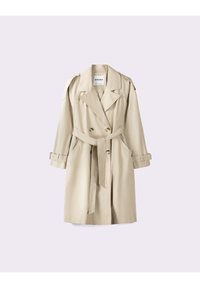 Beige trenchcoat med dubbelknäppning, bälte i midjan och axelremmar. Tillverkad av ett mjukt, lätt tyg.