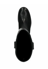 Botte chevrière noire en cuir lisse, avec un bout arrondi, un design minimaliste et un petit talon avec une sangle accentuée sur le côté.