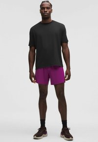 lululemon RUN CREW RIPSTOP LINED 15CM - Kurze Sporthose - chilled grape