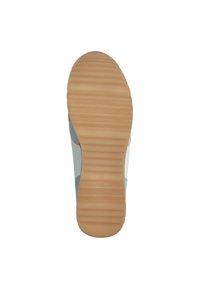 Sneaker azzurro chiaro con suola in gomma testurizzata, caratterizzata da scanalature orizzontali. La parte superiore è realizzata in un materiale liscio con accenti minimi.