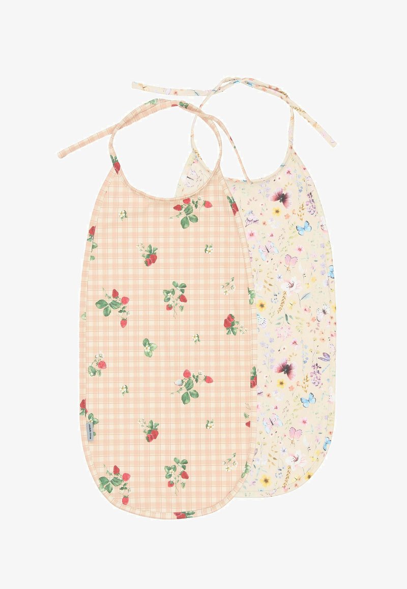 Deux bavoirs en tissu : l'un à carreaux roses avec des fraises rouges, l'autre beige avec un motif floral et de papillons. Les deux ont des liens au cou.