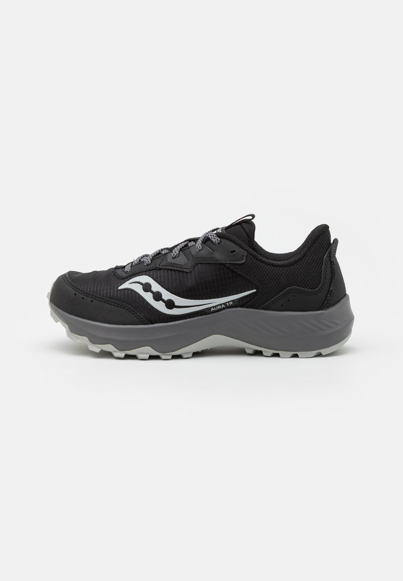 Scarpa da trail running nera con una tomaia texturizzata, accenti grigi e una suola robusta dotata di morsetti multi-direzionali per la trazione.