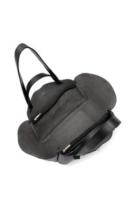 Sac à main en cuir noir avec deux anses, rabat ouvert, compartiments intérieurs zippés visibles et doublure intérieure en daim lisse.