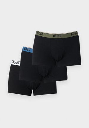 Három fekete férfi boxeralsó rugalmas derékpánttal, zöld, kék és fehér színekben, mindegyiken a „BOSS” felirat fekete betűkkel.