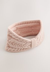 Bentiță tricotată în roz deschis, cu un design răsucit și model cu cablu. Textură moale și bandă largă pentru confort.