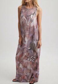 Maxi jurk van doorzichtig materiaal met een aquarelprint in zachte paarse, grijze en roze tinten; mouwloos ontwerp met een ronde halslijn.