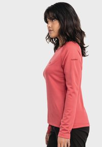 Langarm-Coral-Hemd mit schmaler Passform und rundem Halsausschnitt, mit kleinem Logo auf der Brust und Logo am Ärmel, aus weichem Stoff gefertigt.