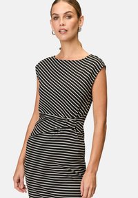 Schwarz-weiß gestreiftes Kleid mit rundem Ausschnitt, kurzärmeligen Cap-Ärmeln und einem geknoteten Detail an der Taille. Glattes Material mit einer taillierten Silhouette.